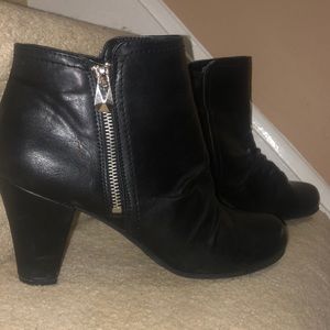 Women’s Black leather bootie